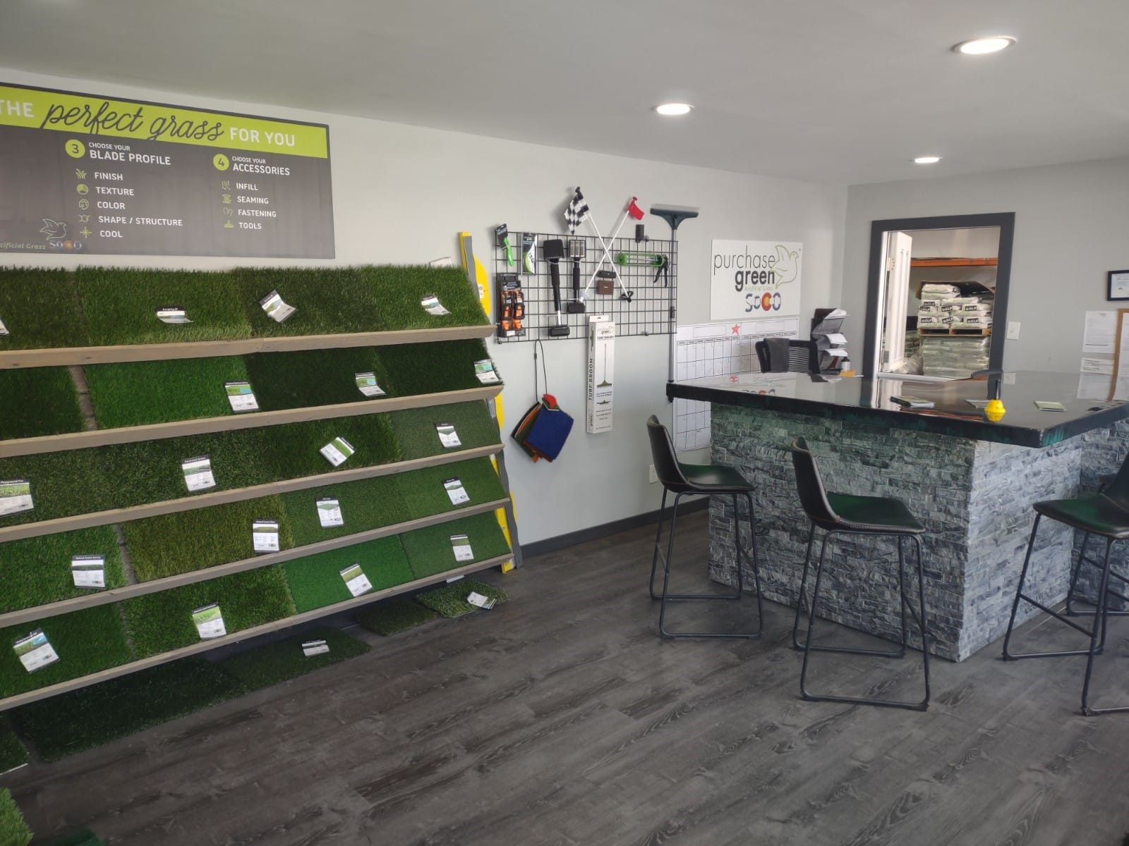 Purchase Green Artificial Grass of Castle Rock Showroom